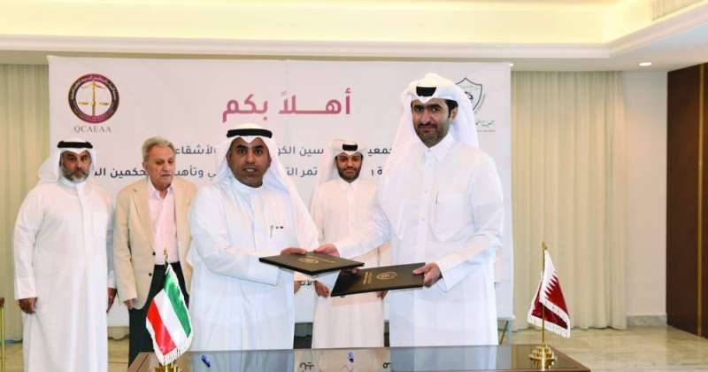 السبيعي والمهندي يتبادلان وثائق الاتفاقية