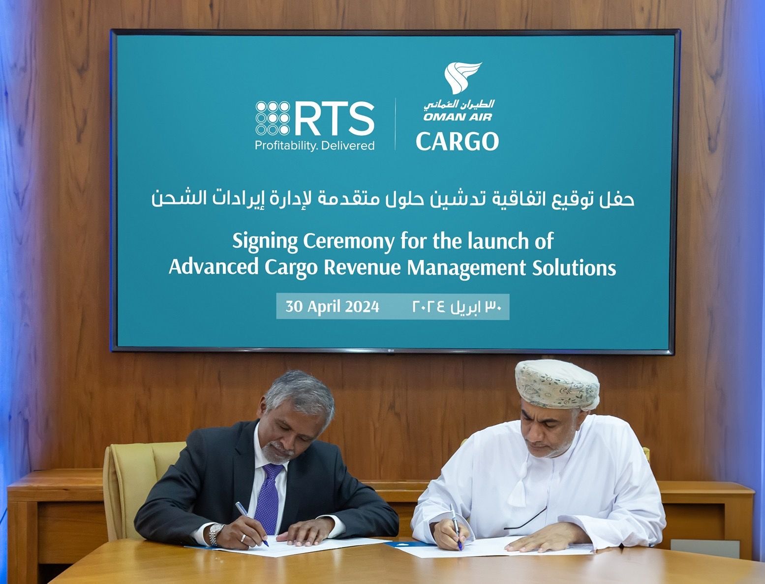 الطيران العُماني يبدأ باكورة رحلة التحول الشاملة بتوقيع اتفاقية “حلول التشغيل”