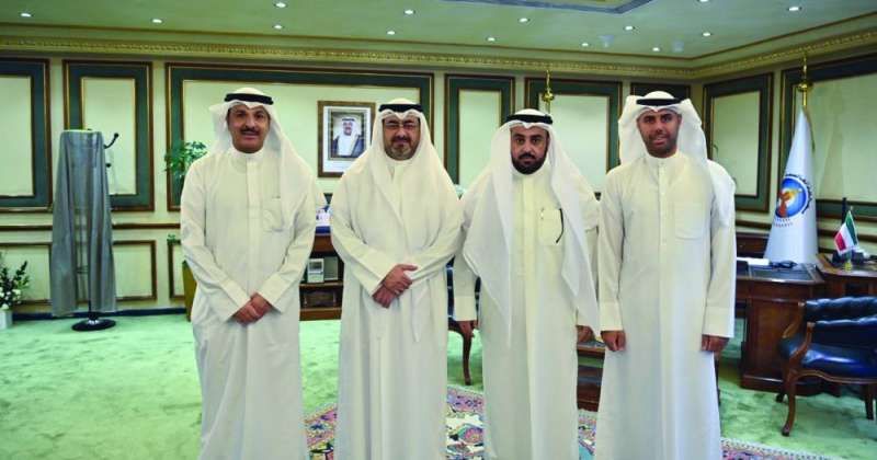 المحافظ متوسطاً مسؤولي وزارة الأشغال