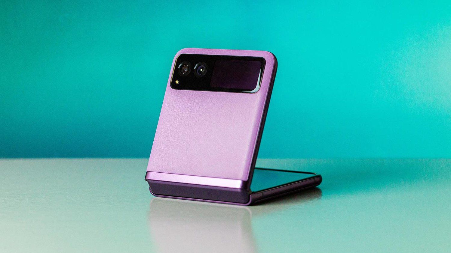 تعرف على افضل هاتف قابل للطي بثمن بسيط ينافس أقوى الهواتف الذكية في السوق .. تعرف على مواصفات الهاتف من سامسونج