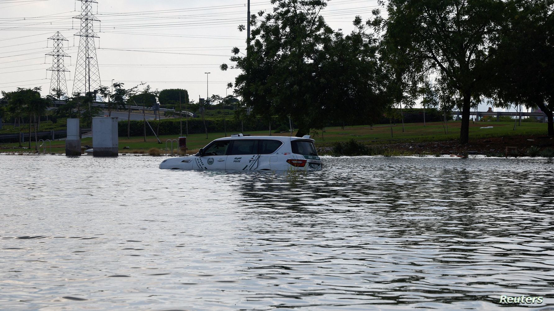 “بسبب الأمطار الغزيرة” .. إلغاء رحلات جوية بالإمارات وعُمان ترفع تأهبها