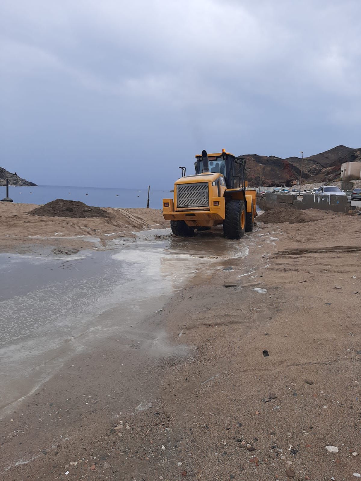 الطرق والنقل البري بمحافظة ظفار تعيد فتح الطرق المتأثرة بالحالة المدارية