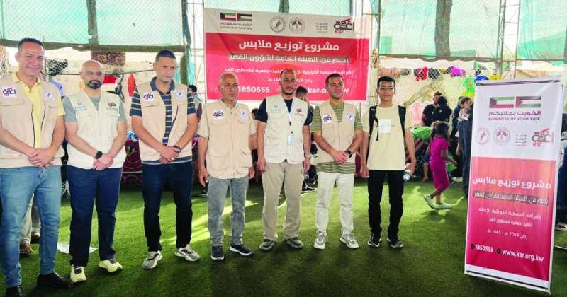 الفريق الكويتي خلال توزيع ملابس للأطفال