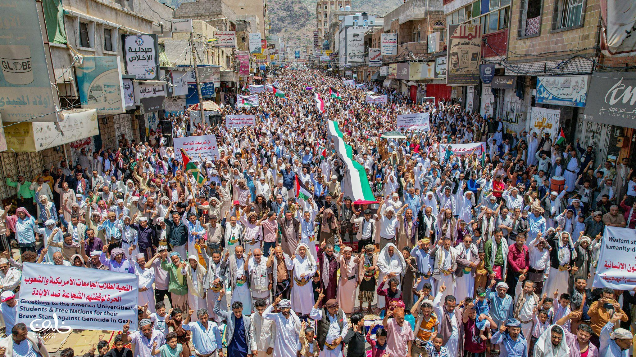 تعز.. عشرات الآلاف يتظاهرون تنديدا بجرائم الإبادة الوحشية التي يرتكبها الاحتلال في غزة