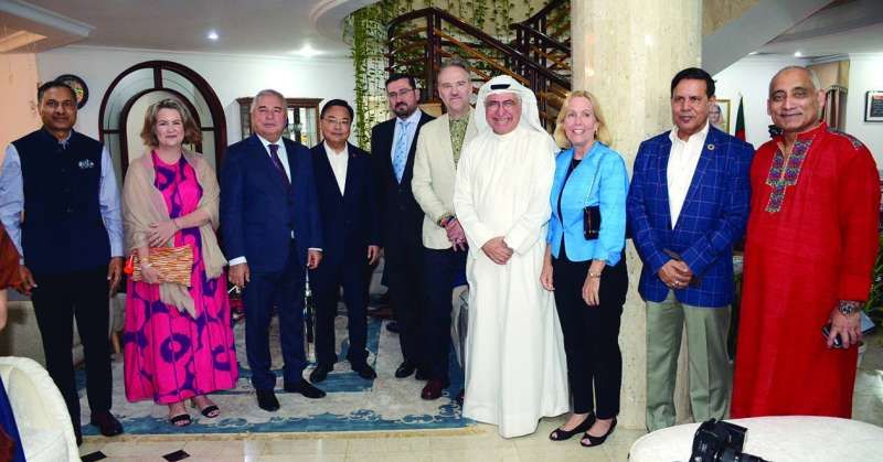 السفير عشيق الزمان مُتوسّطاً عدداً من المُشاركين في الحفل