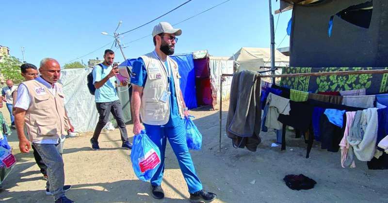الفريق الطبي الكويتي يوزع 2500 وجبة غذائية و330 طرداً صحياً في غزة
