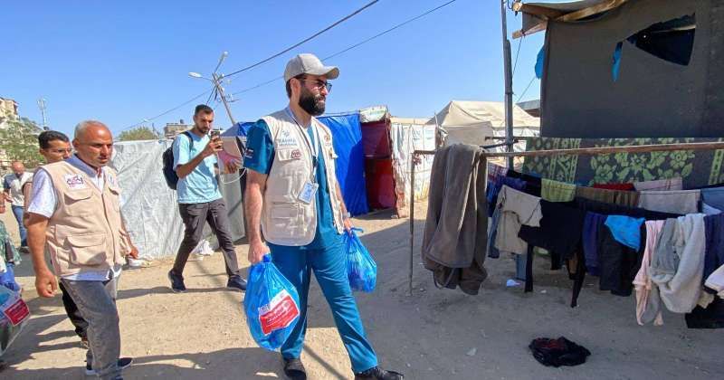 الفريق الطبي الكويتي يوزع مساعدات صحية وغذائية في غزة