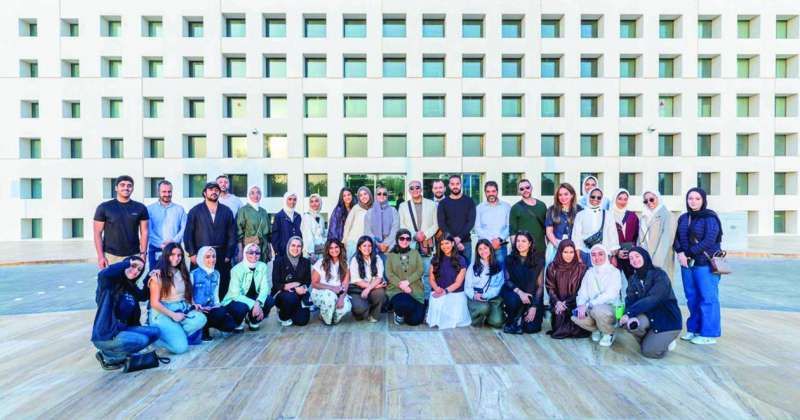 لقطة جماعية لطلبة كلية العمارة خلال رحلتهم العلمية في قطر
