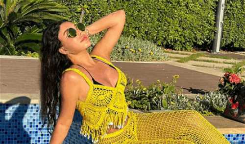 هيفاء وهبي تصدم الجمهور بإطلالة فاضحة وتستعرض مفاتنها على السرير بإطلالة صارخة