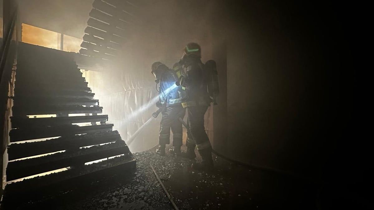 حريق كبير يدمر منزل كامل في الرياض