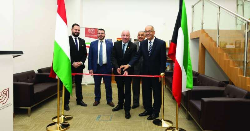 كلية الكويت للعلوم والتكنولوجيا تفتتح ركن كتب «هنغاريا» في مكتبة الجامعة