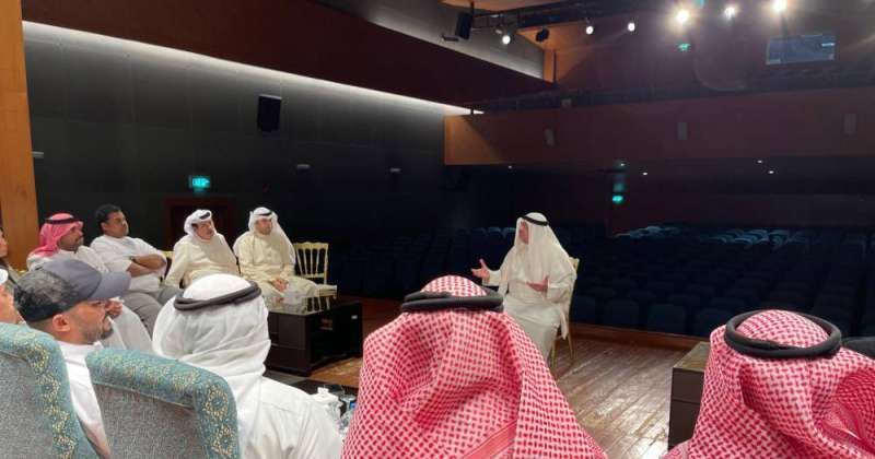 مساعد الزامل خلال أحد الاجتماعات