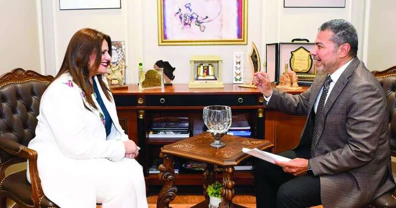 وزيرة الهجرة المصرية مُستقبلة أحد أعضاء الجالية المصرية في الكويت
