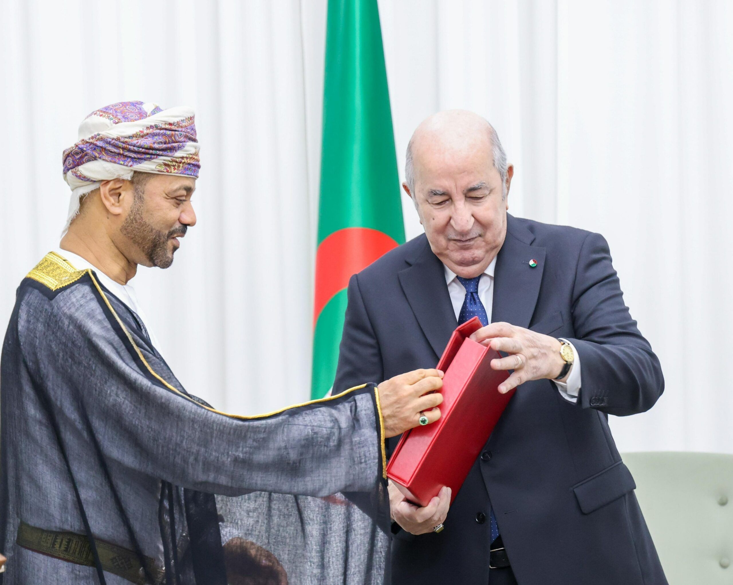 جلالة السُّلطان يبعث رسالة خطية للرئيس الجزائري