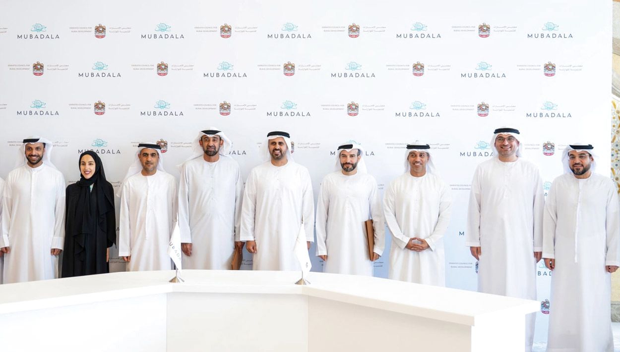 ذياب بن محمد يشهد توقيع اتفاقية بين «الإمارات للتنمية» و«مبادلة»