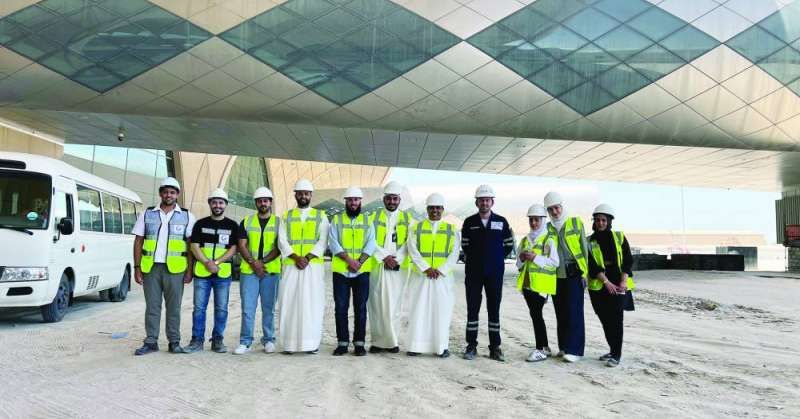 فريق الكهرباء لدى تفقده مواقع تركيب الألواح الشمسية في المطار