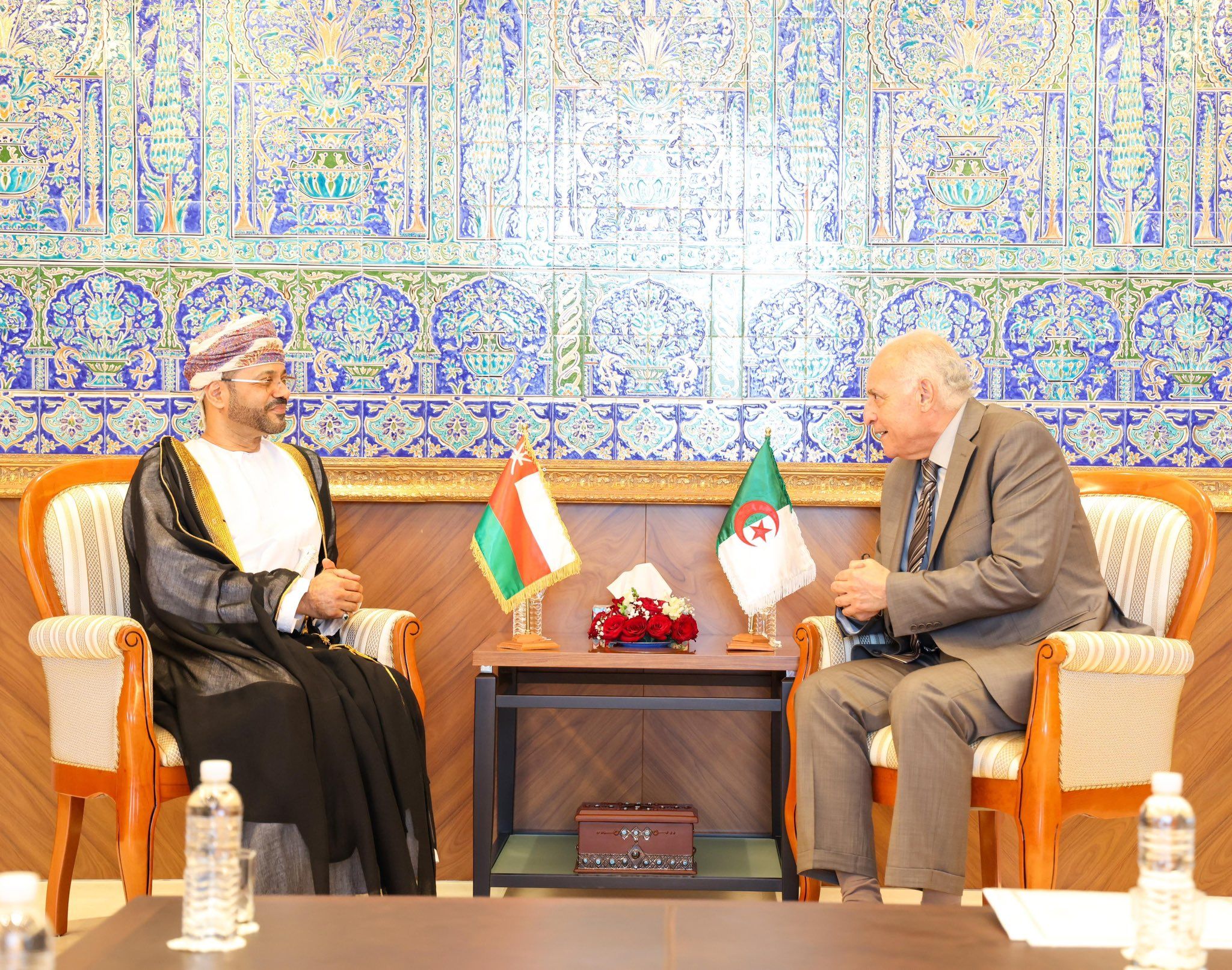 وزير الخارجية يعقد جلسة مباحثات سياسية مع نظيره الجزائري