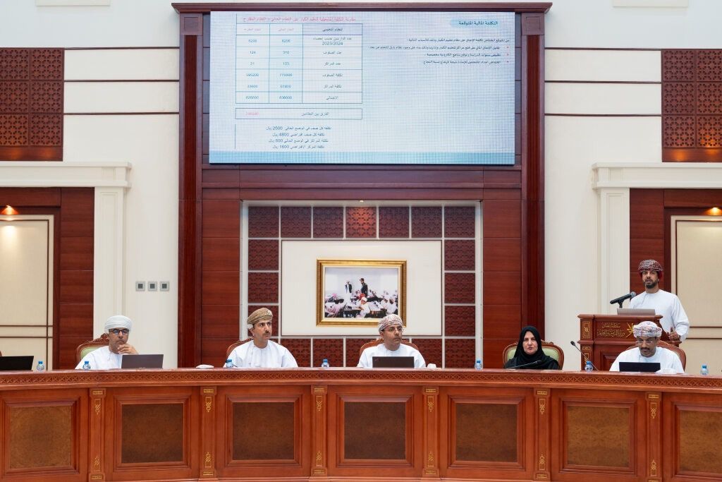 مناقشة توظيف تقنيات الذكاء الاصطناعي في المدارس الحكومية