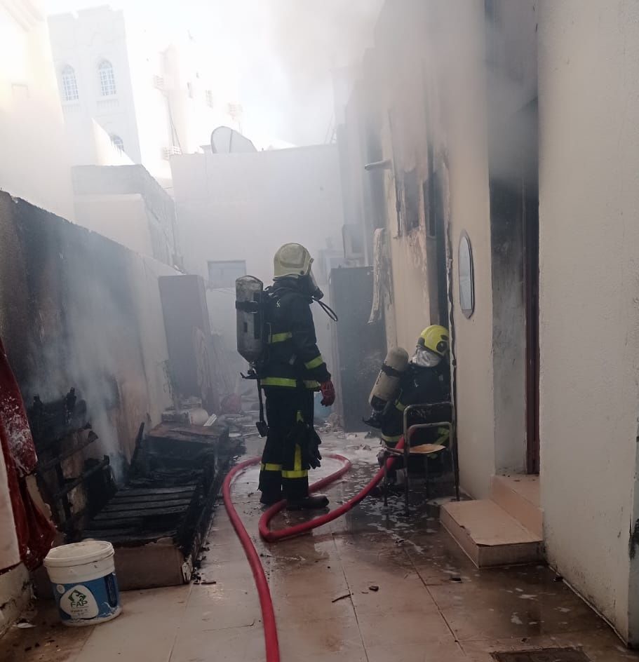 إخماد حريق شب في منزل بولاية صور