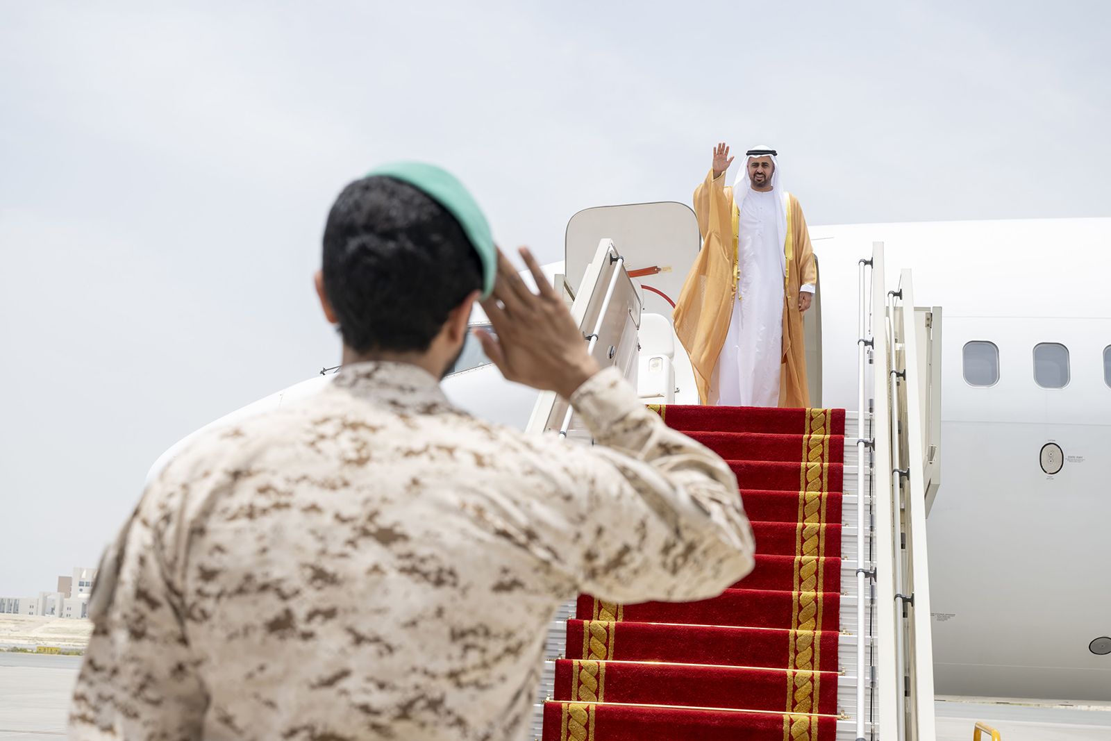 ذياب بن محمد بن زايد ينقل تعازي رئيس الدولة إلى ملك البحرين في وفاة عبد الله بن سلمان