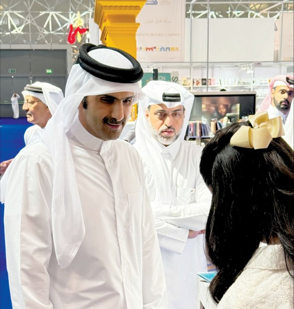 في جناح قطر الخيرية بمعرض الدوحة للكتاب 33.. وزير الثقافة يطلع على القصص الفائزة ببرنامج «كتّاب المستقبل 6»