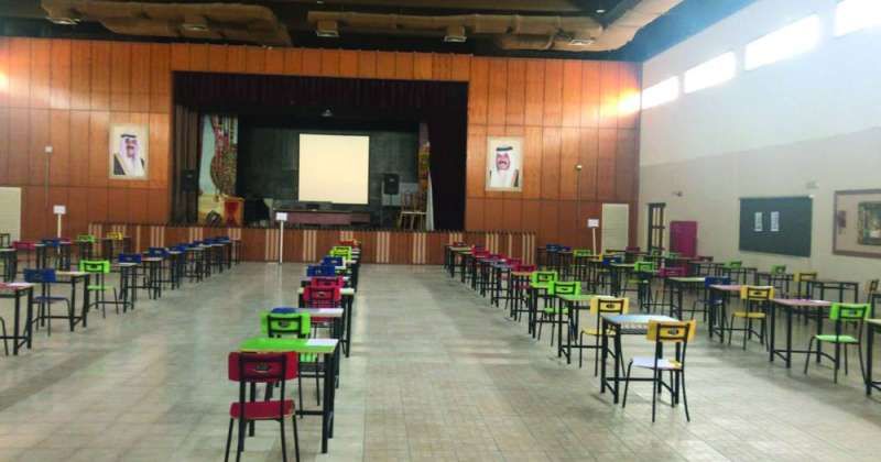 تجهيز أحد مسارح المدارس لاختبارات نهاية العام (صورة أرشيفية)