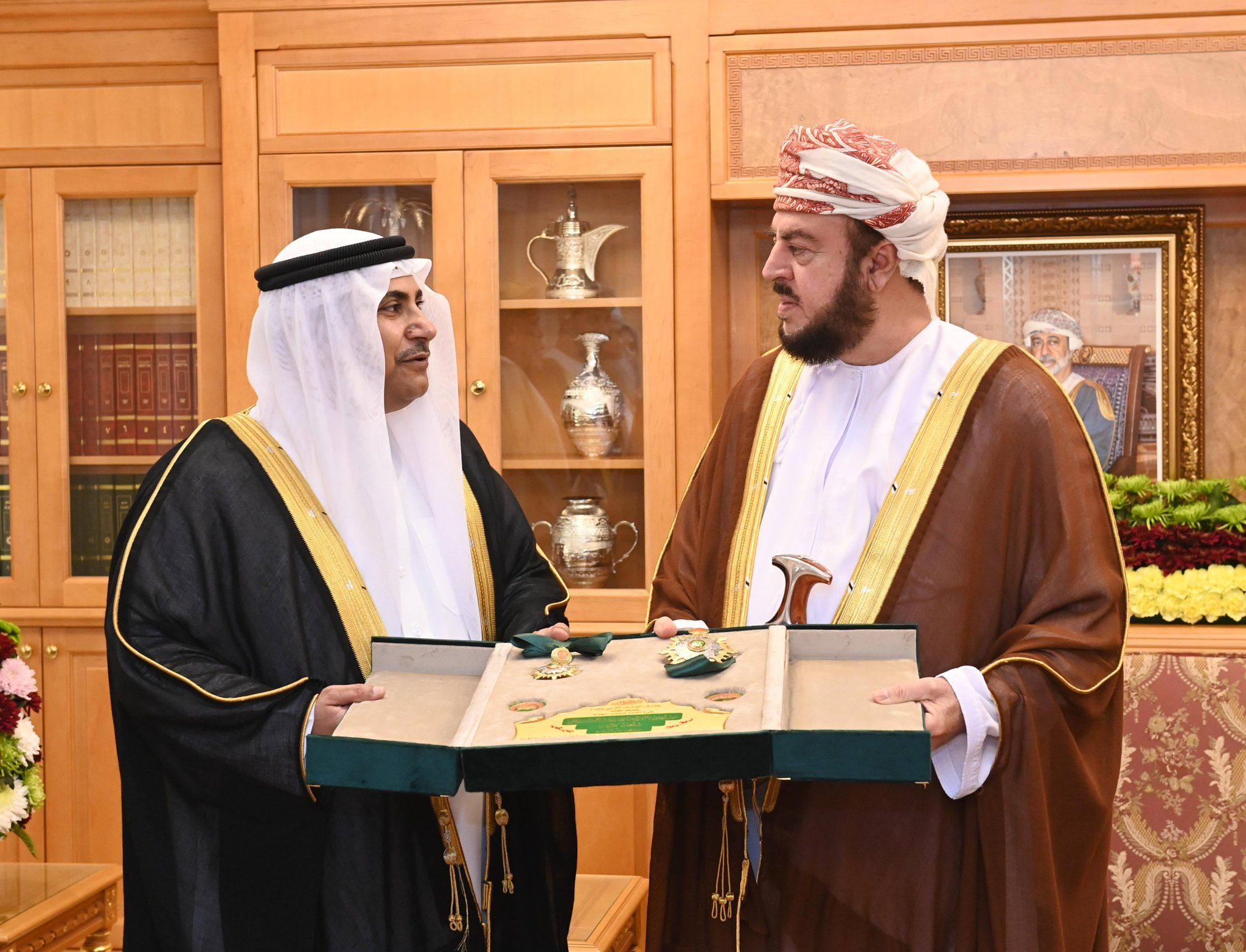 بتكليفٍ سامٍ.. السّيد أسعد يتسلّم “وسام القائد” الممنوح لجلالته من البرلمان العربي