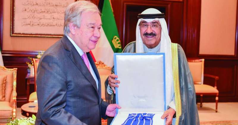 سمو الأمير يمنح غوتيريش وسام الكويت