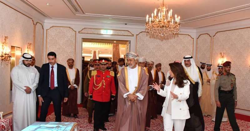 سلطان عمان يقوم بزيارة إلى متحف قصر السلام