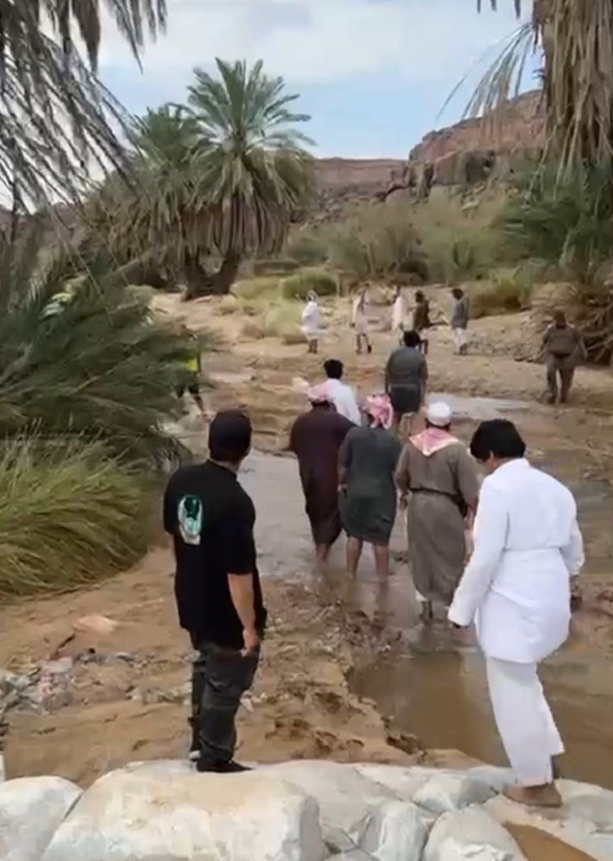 العثور على جثمان “مفقود الأمواه” بعد أن جرفته السيول الخميس الماضي