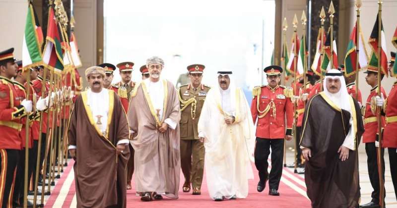 سلطان عمان يغادر البلاد وسمو الأمير على رأس مودّعيه