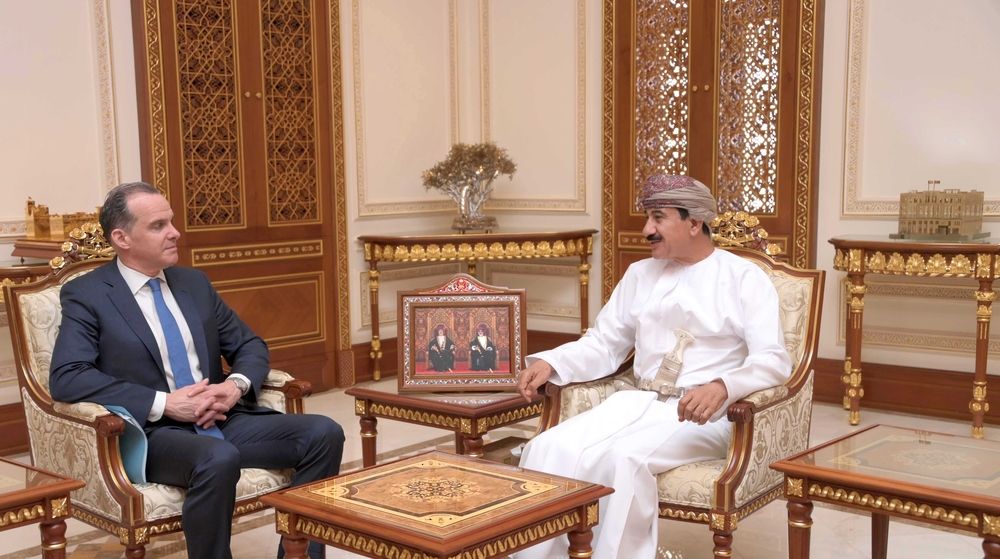 وزير المكتب السُّلطاني يستقبل مسؤولًا أمريكيًّا