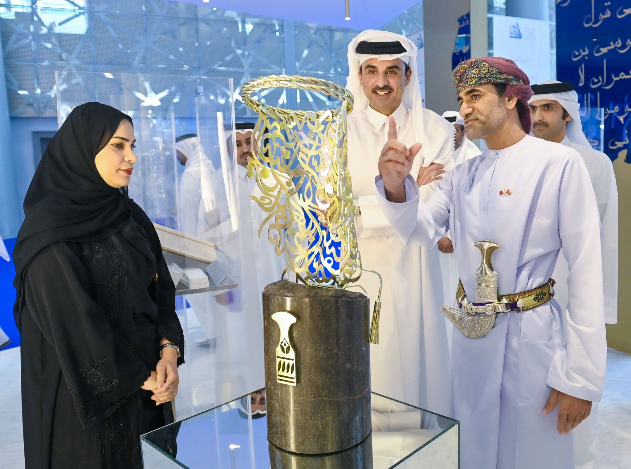 أمير قطر يزور جناح سلطنة عمان بمعرض الدوحة الدولي للكتاب