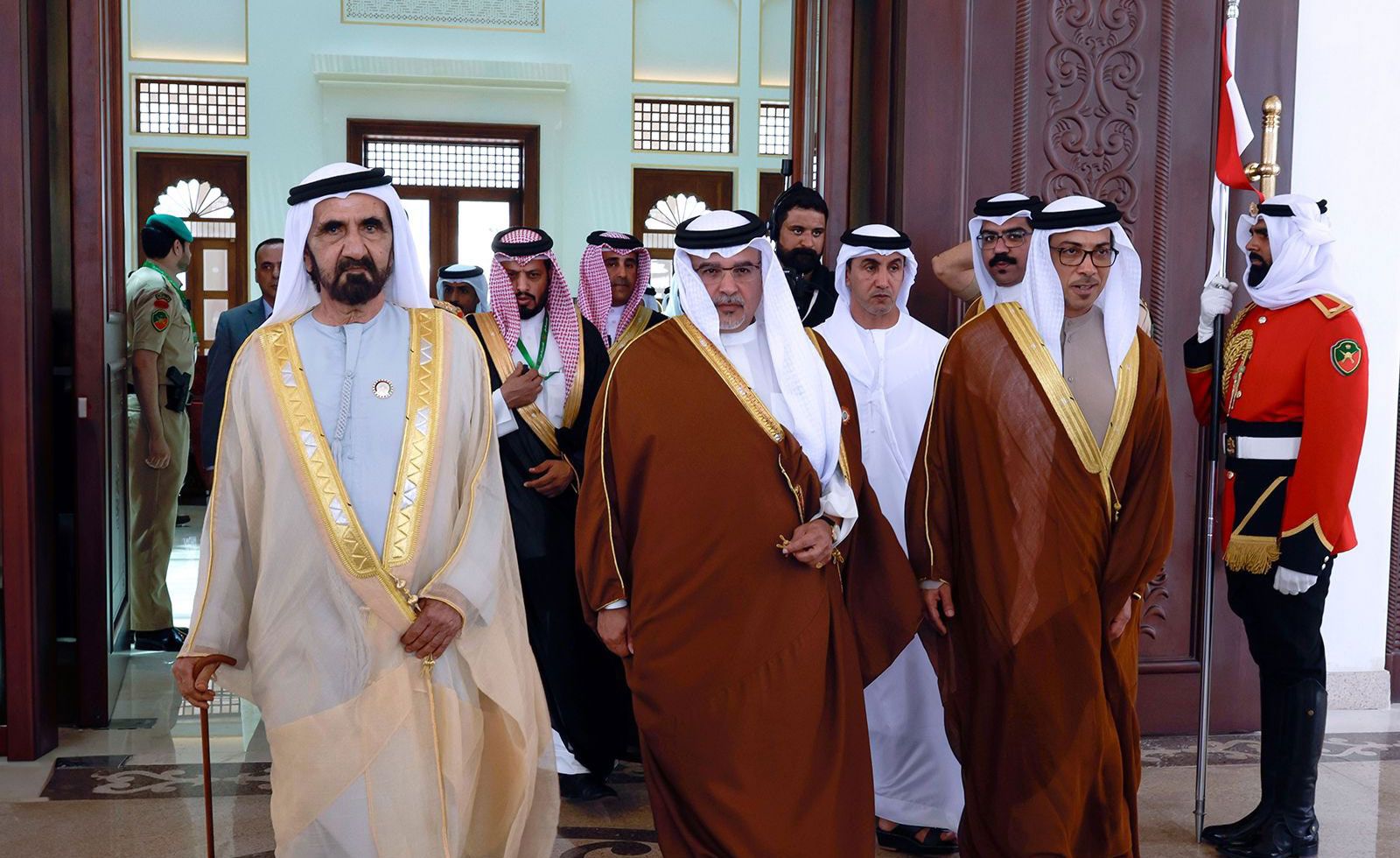 محمد بن راشد يشارك في القمة العربية الثالثة والثلاثين في العاصمة البحرينية المنامة