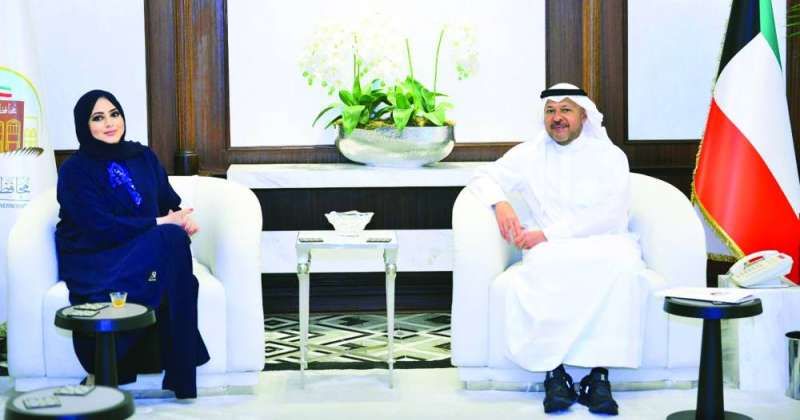 محافظ الفروانية خلال استقباله أسماء العتيبي