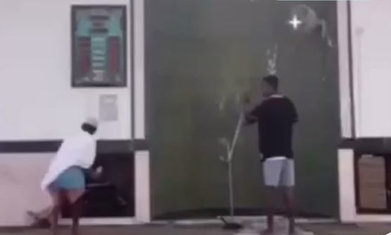 بعد تداول مقطع مرئي .. ” الشرطة ” تستوقف من تعدوا على حرمة المساجد