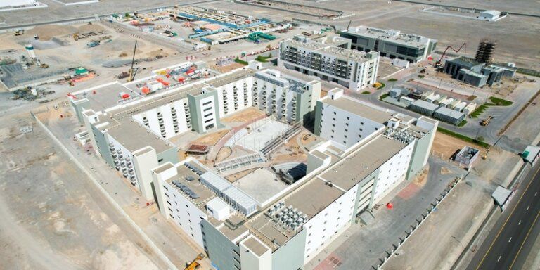 إنجاز الأعمال الإنشائية لأول قرية عُمالية متكاملة مستدامة