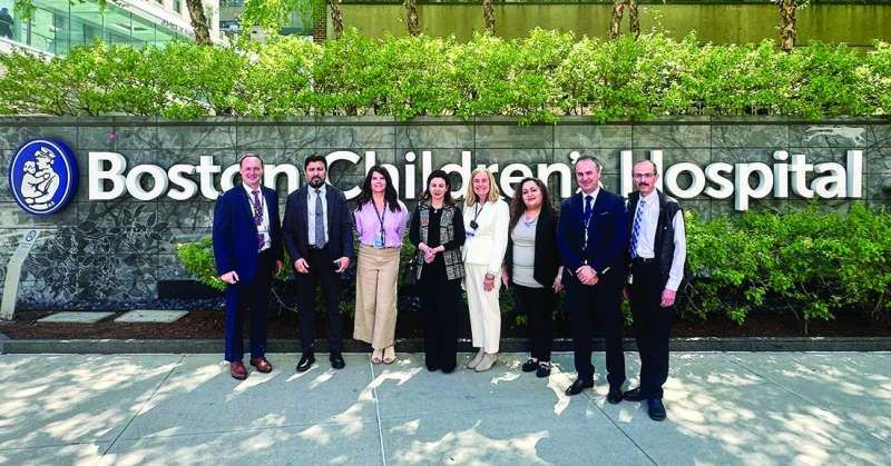 الزين الصباح ومُمثّلو السفارة والمكتب الصحي أمام مستشفى الأطفال في بوسطن