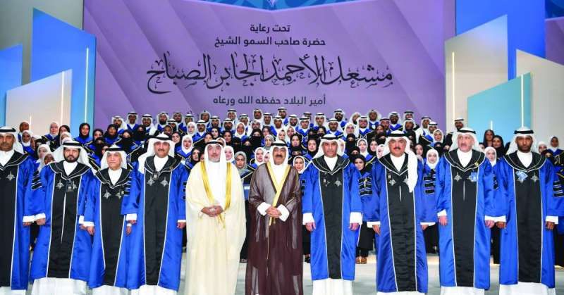 الأمير يُكرّم الفائقين من خرّيجي «التطبيقي»