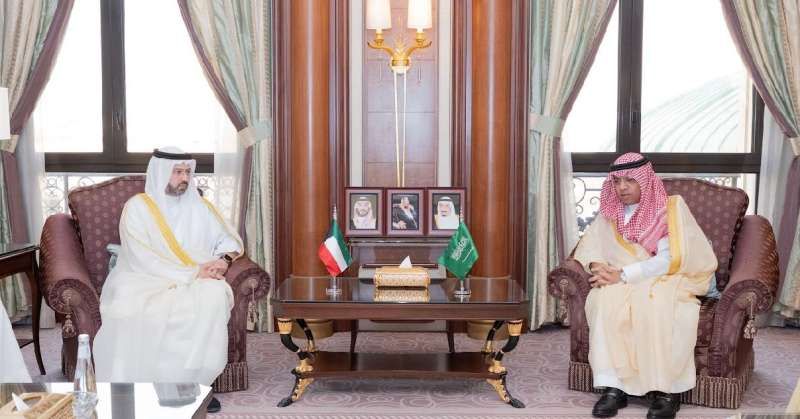 الشيخ حمود الصباح خلال اجتماعه مع رئيس الهيئة العامة للطيران المدني في السعودية عبدالعزيز الدعيلج