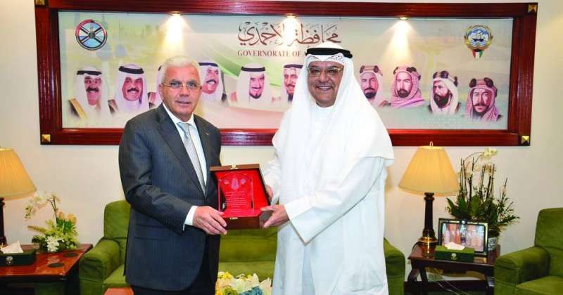 درع تذكارية من محافظ الأحمدي للسفير الفلسطيني