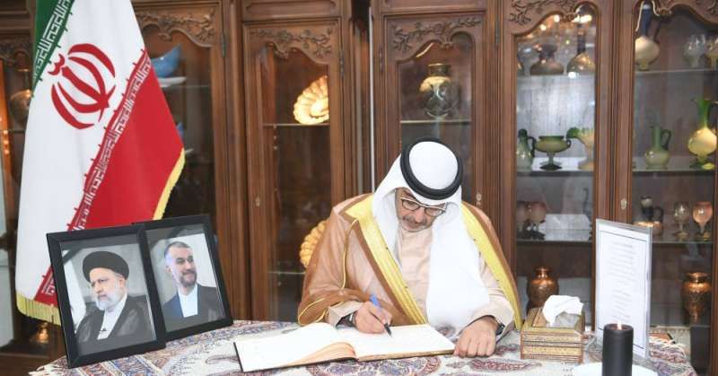 وزير شؤون الديوان الأميري يزور السفارة الإيرانية للتعزية بوفاة رئيسي