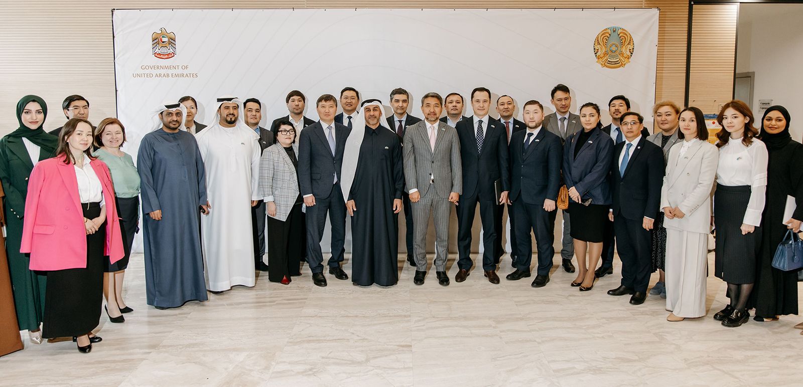 الإمارات وكازاخستان تطلقان برنامجاً لتأهيل القيادات الحكومية