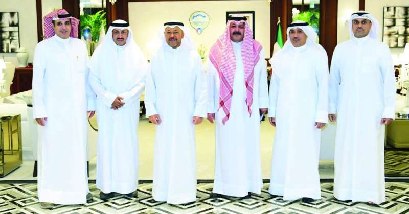 محافظ الفروانية متوسطاً ممثلي منطقة غرب عبدالله المبارك