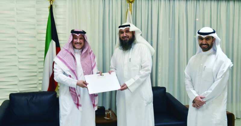 العتل يتلقى مشروع مذكرة التفاهم من آل حمد