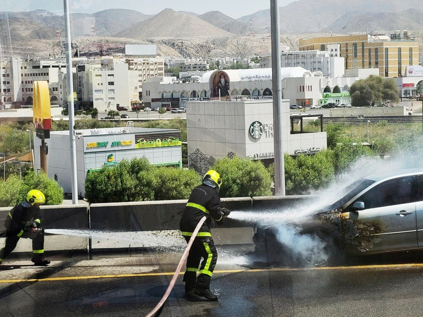 إخماد حريق شب في مركبة بمسقط