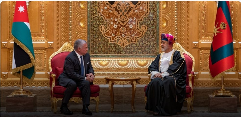 جلالة السُّلطان وملك الأردن يتبادلان الأوسمة