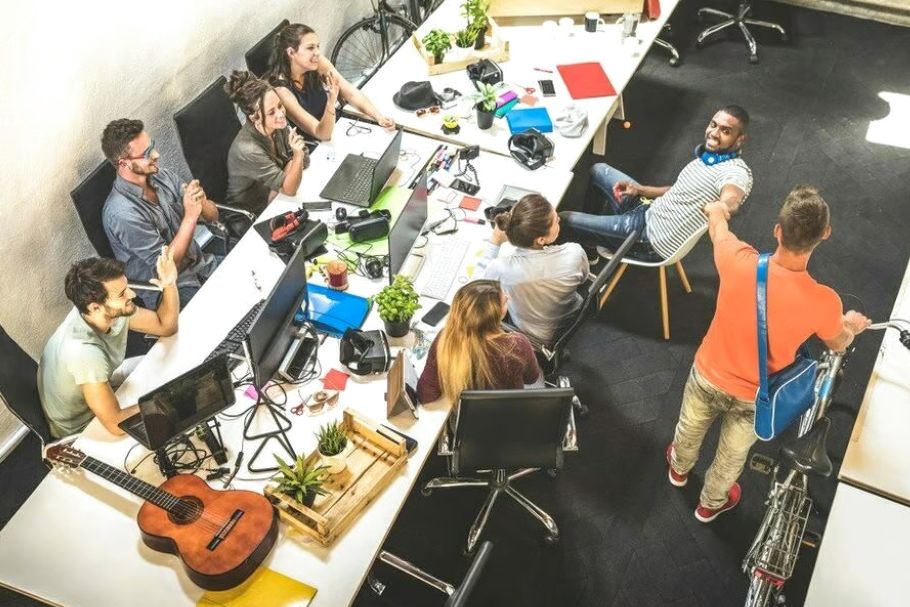 75 % من الجيل زد بالإمارات يبحثون فرص التواصل لتحسين الإنتاجية