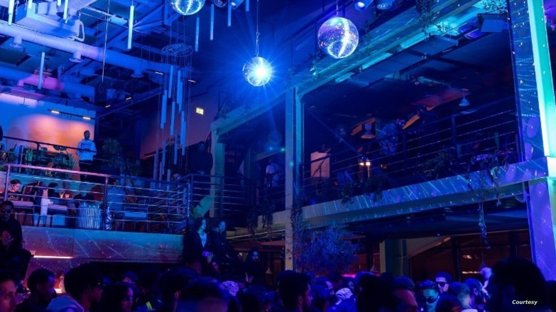 أمر غير مألوف.. أجواء أول ملهى ليلي في السعودية