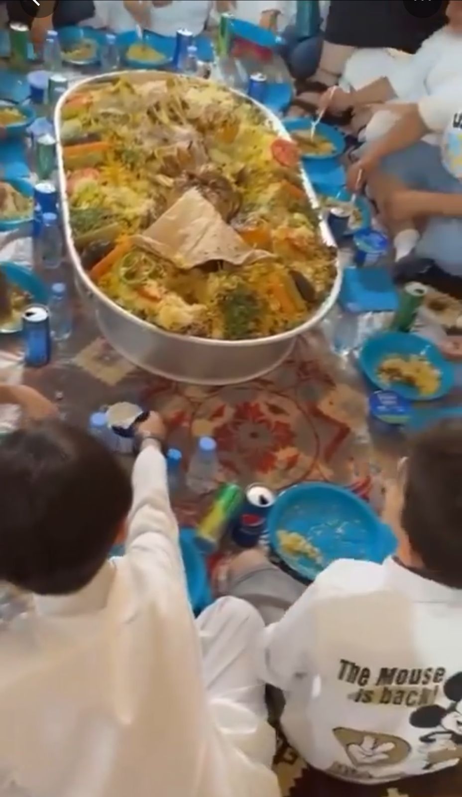 معلمة في عرعر تكرم طلابها وتقيم لهم وليمة غداء .. فيديو